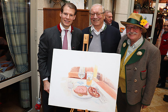 "Zum Franziskaner" Wirte Matthias (l.) und Edi Reinbold erhielten von Wolgang M. Prinz ein Bild mit Brezen, Weißbier und Leberkäs (©Foto: Martin Schmitz)